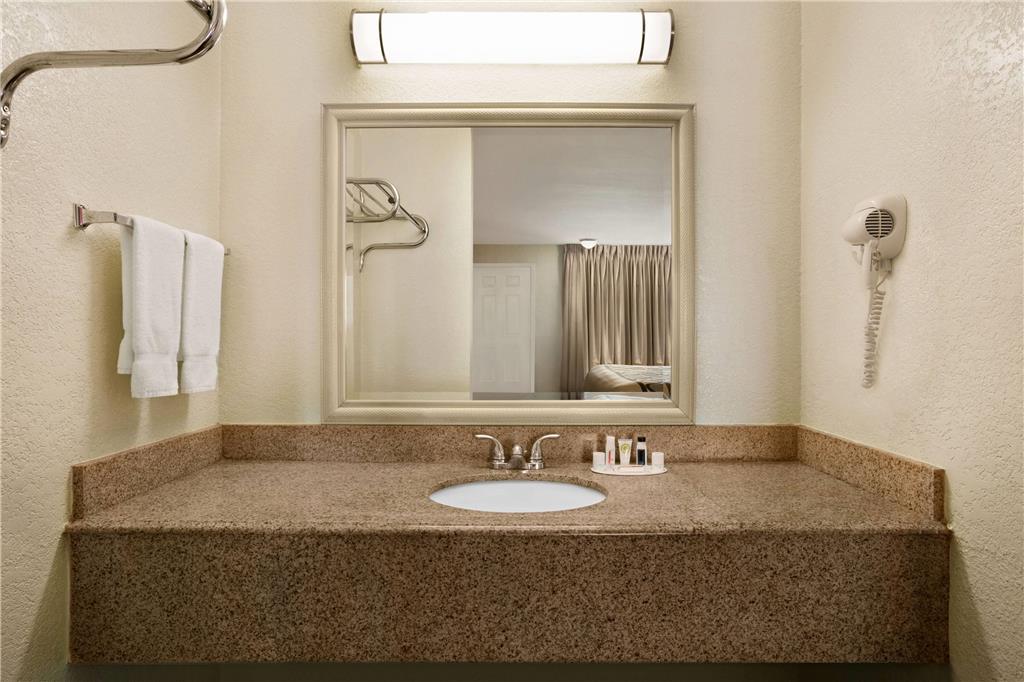 SUPER 8 BY WYNDHAM CORSICANA-guestroom-Guest Room,Bathroom,On-Site.jpg