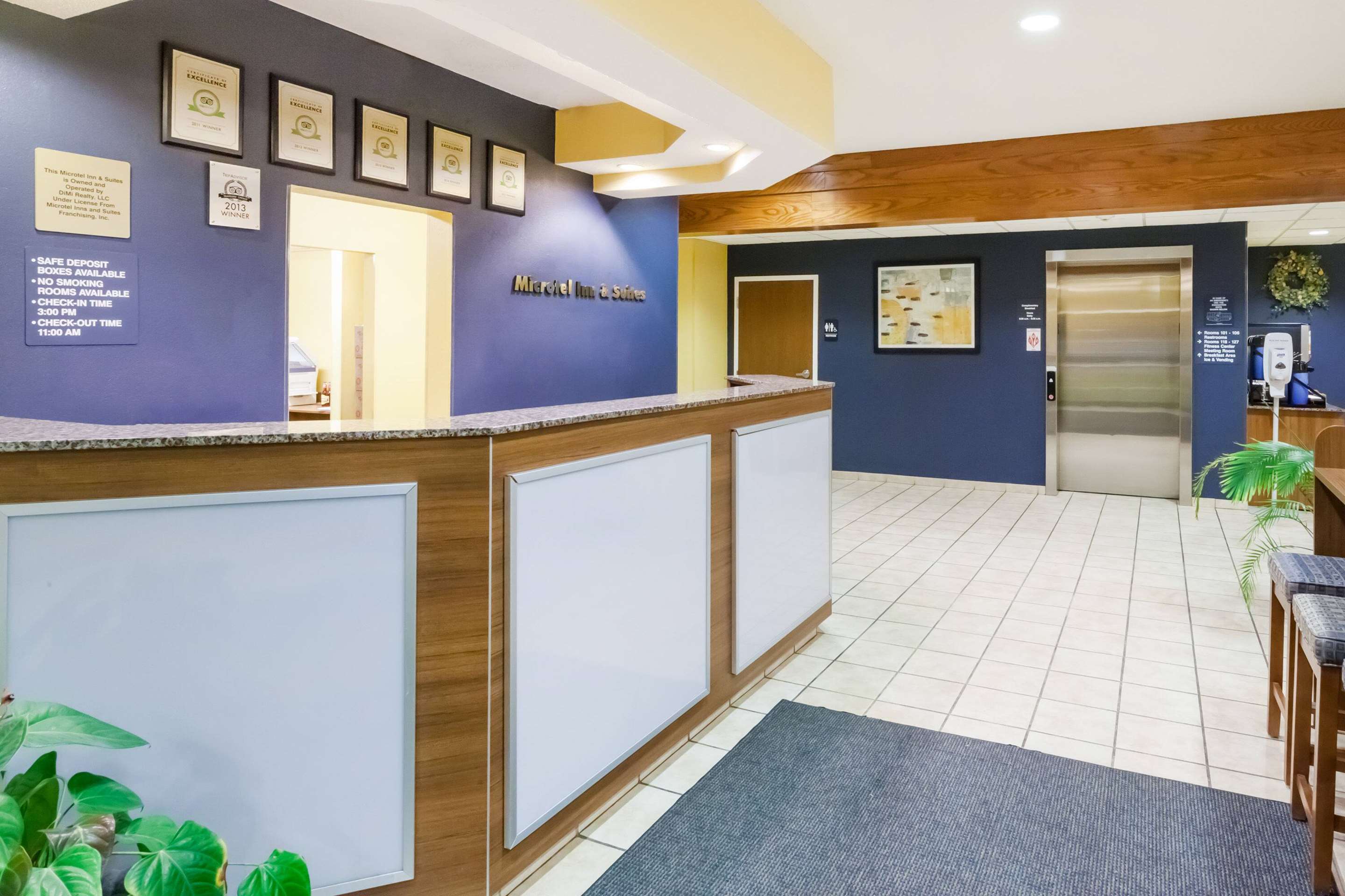 Lobby | Microtel Inn & Suites by Wyndham Dickson City/Scranton
