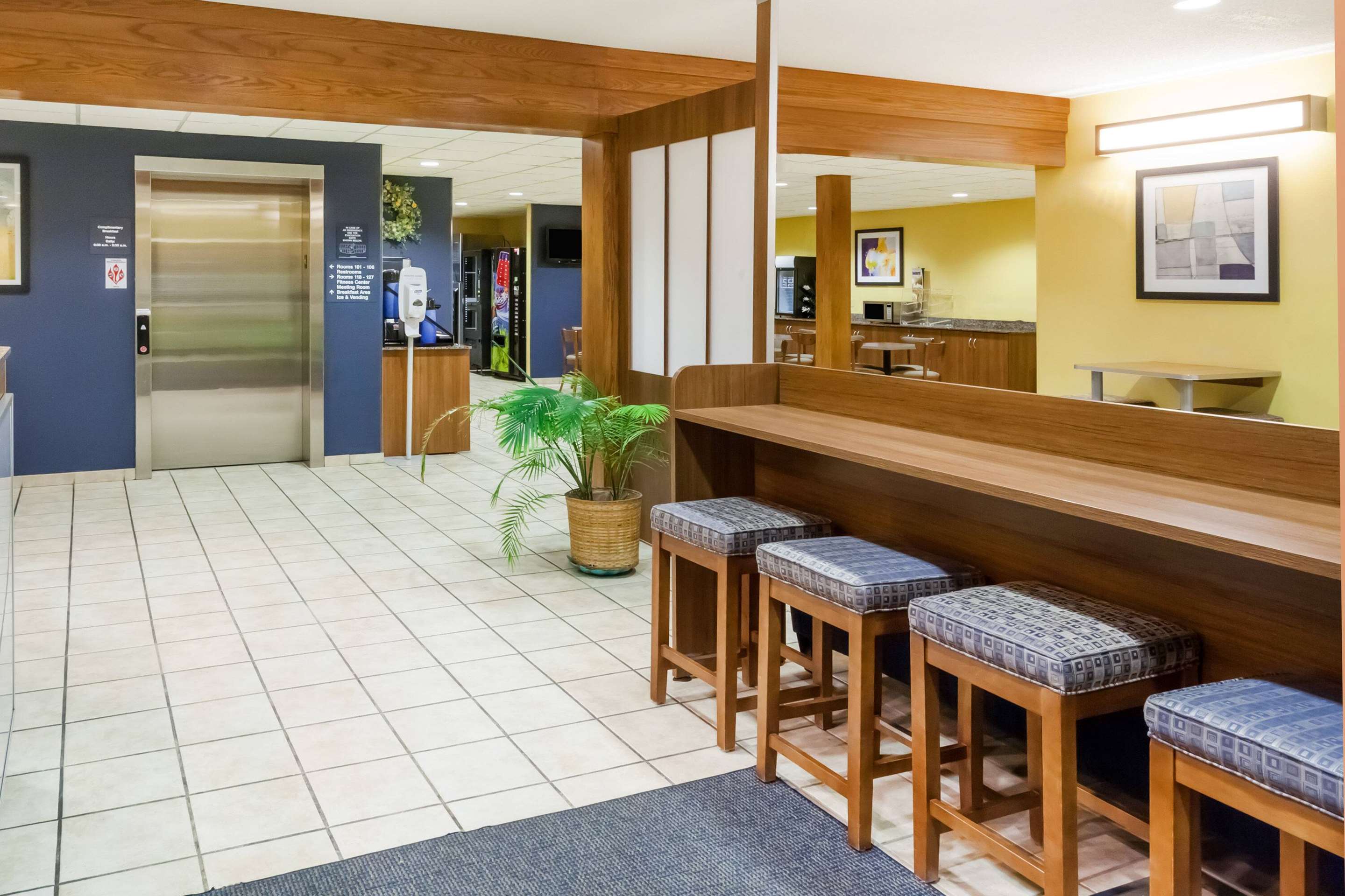 Lobby | Microtel Inn & Suites by Wyndham Dickson City/Scranton