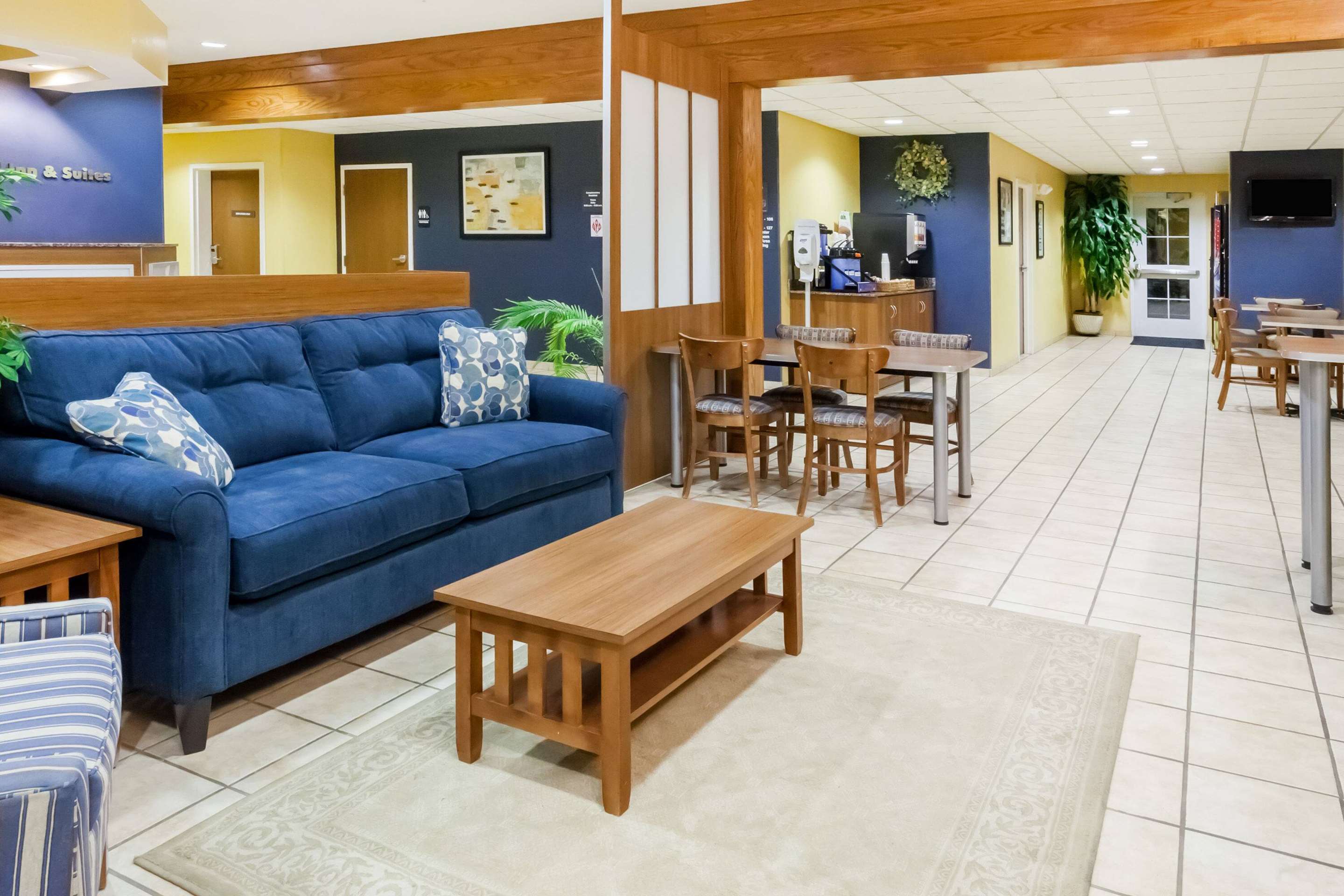 Lobby | Microtel Inn & Suites by Wyndham Dickson City/Scranton