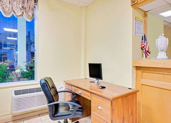 Conference Area - Days Inn Waynesboro