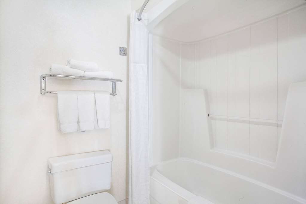 SUPER 8 BY WYNDHAM GETTYSBURG-guestroom-Guest Room,Bathroom,On-Site.jpg