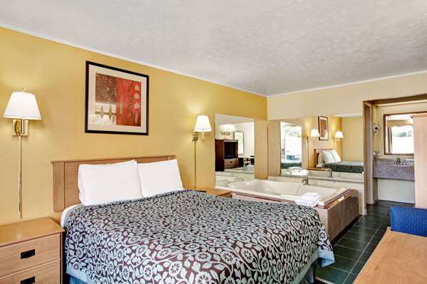  - Days Inn West Knoxville - I-40 & I-75, Exit 378