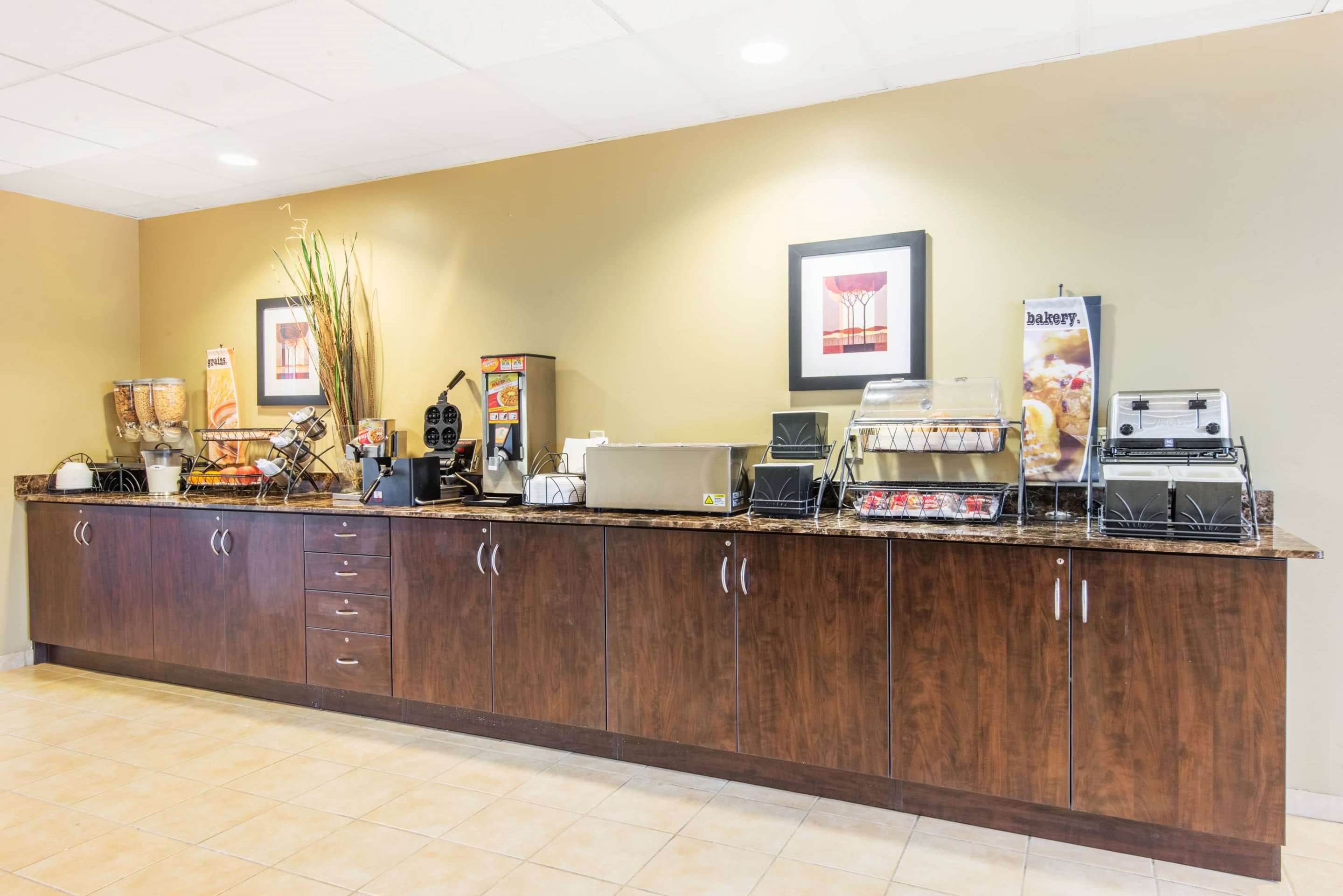 Breakfast Area | Microtel Inn & Suites by Wyndham Montgomery