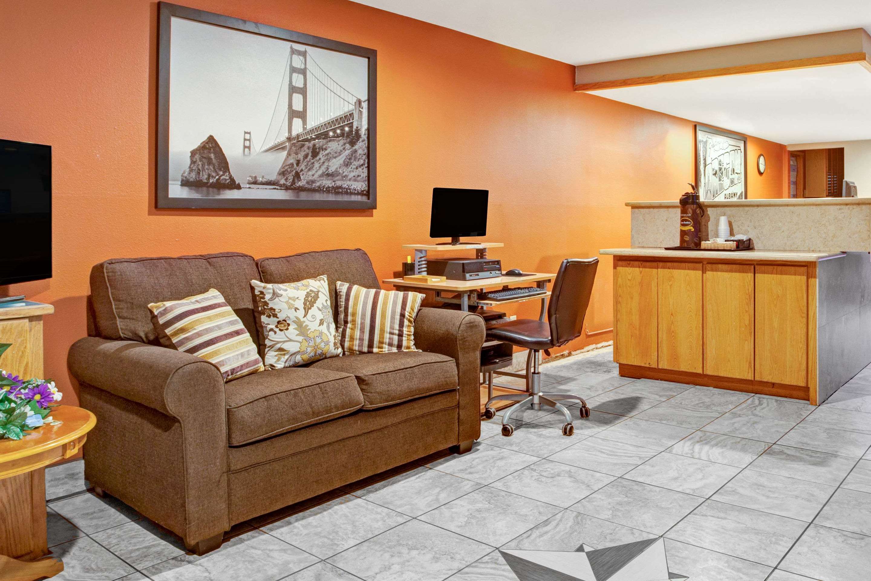 Seating Area | Super 8 by Wyndham Albany