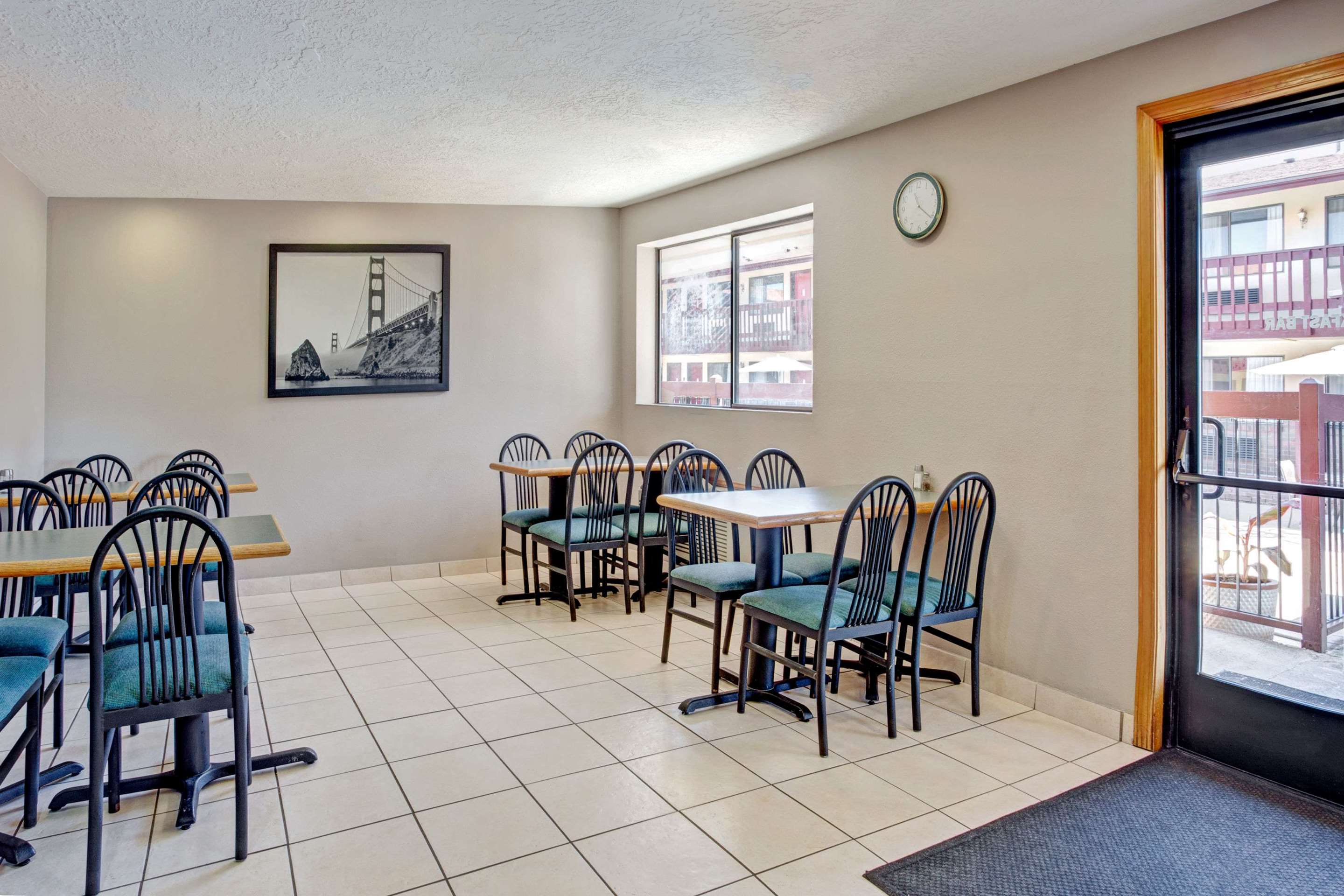 Breakfast Area | Super 8 by Wyndham Albany