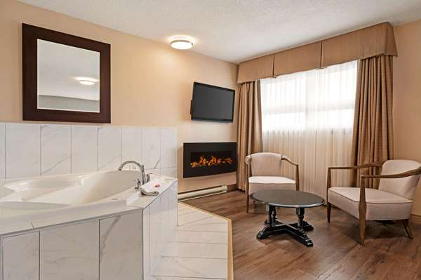Suite - Days Inn Fredericton