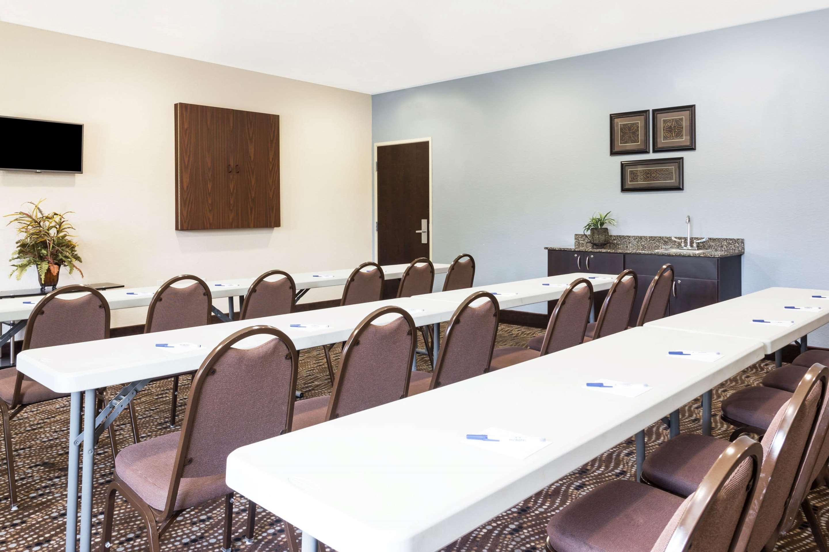 Meeting Room | Microtel Inn & Suites by Wyndham Spring Hill/Weeki Wachee
