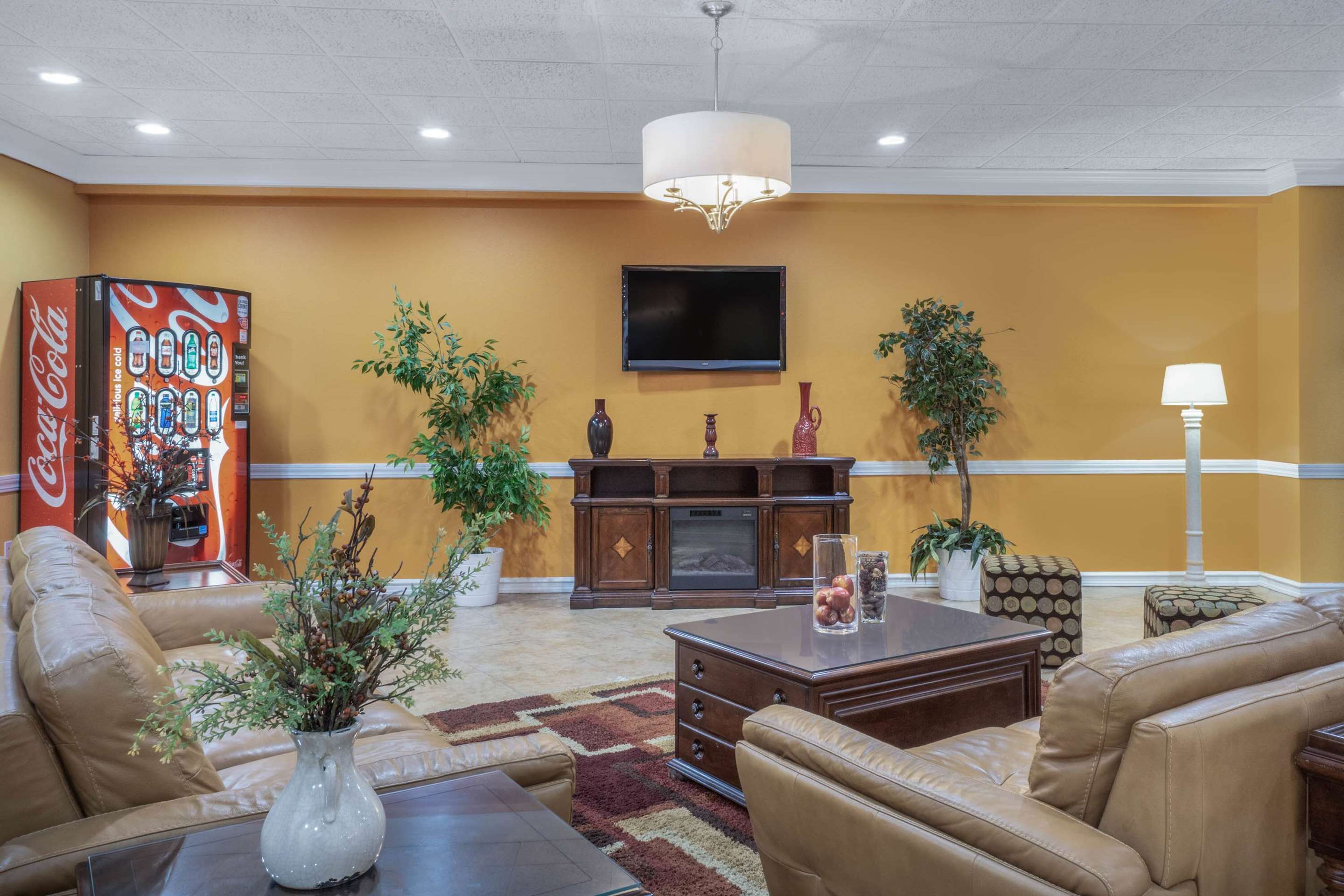 Lobby | Super 8 by Wyndham Harrison OH