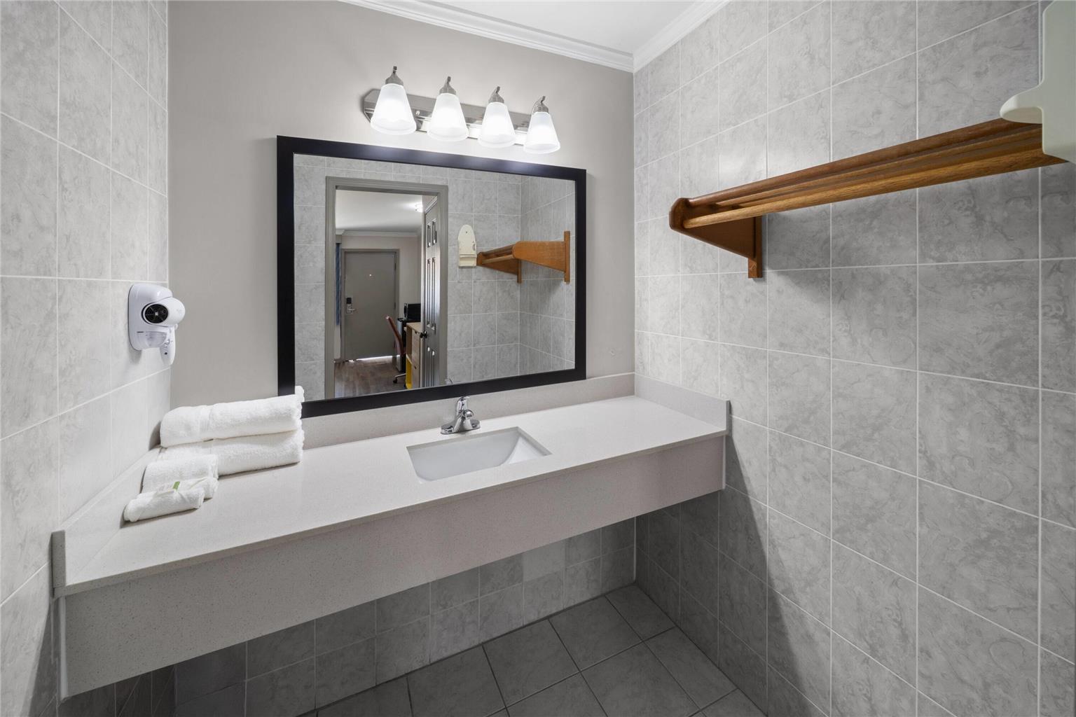 DAYS INN BY WYNDHAM, SLIDELL-guestroom-Guest Room,Bathroom,On-Site.jpg