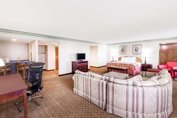 Suite - Ramada Hotel & Conference Center Lansing - I-69 & I-96, Exit 93