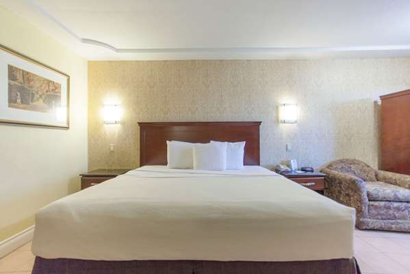  - Days Inn Shenandoah - I-45, Exit 77