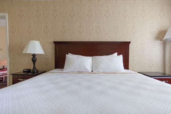 Suite - Days Inn Shenandoah - I-45, Exit 77