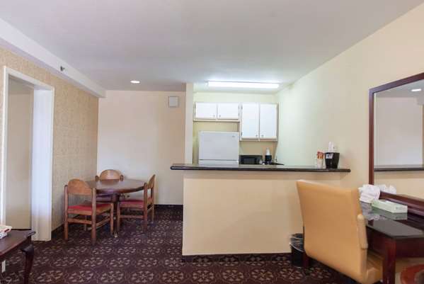 Suite - Days Inn Shenandoah - I-45, Exit 77
