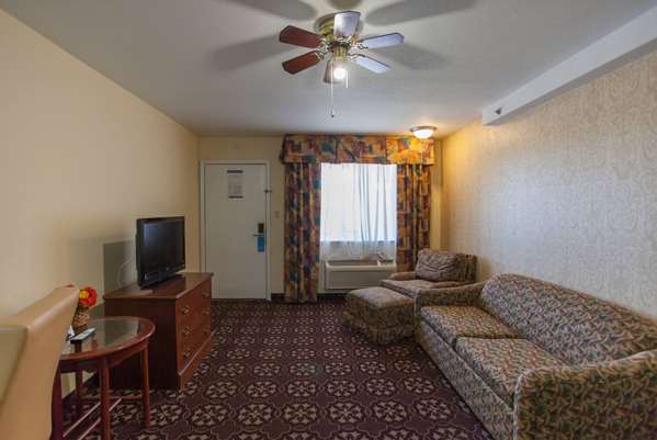Suite - Days Inn Shenandoah - I-45, Exit 77