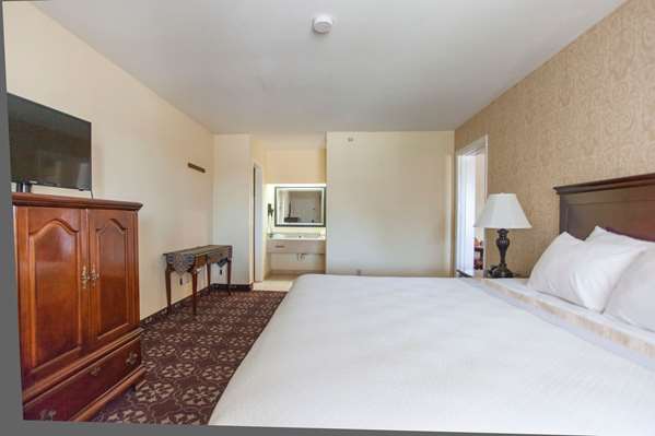 Suite - Days Inn Shenandoah - I-45, Exit 77