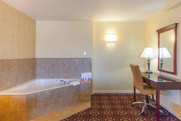 Suite - Days Inn Shenandoah - I-45, Exit 77