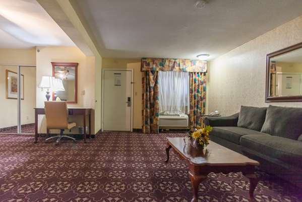 Suite - Days Inn Shenandoah - I-45, Exit 77