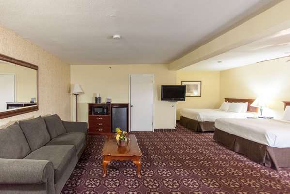 Suite - Days Inn Shenandoah - I-45, Exit 77