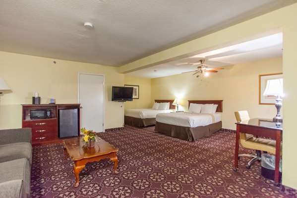 Suite - Days Inn Shenandoah - I-45, Exit 77