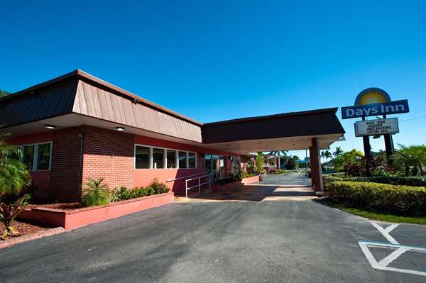Exterior view - Days Inn Fort Myers Springs Resort