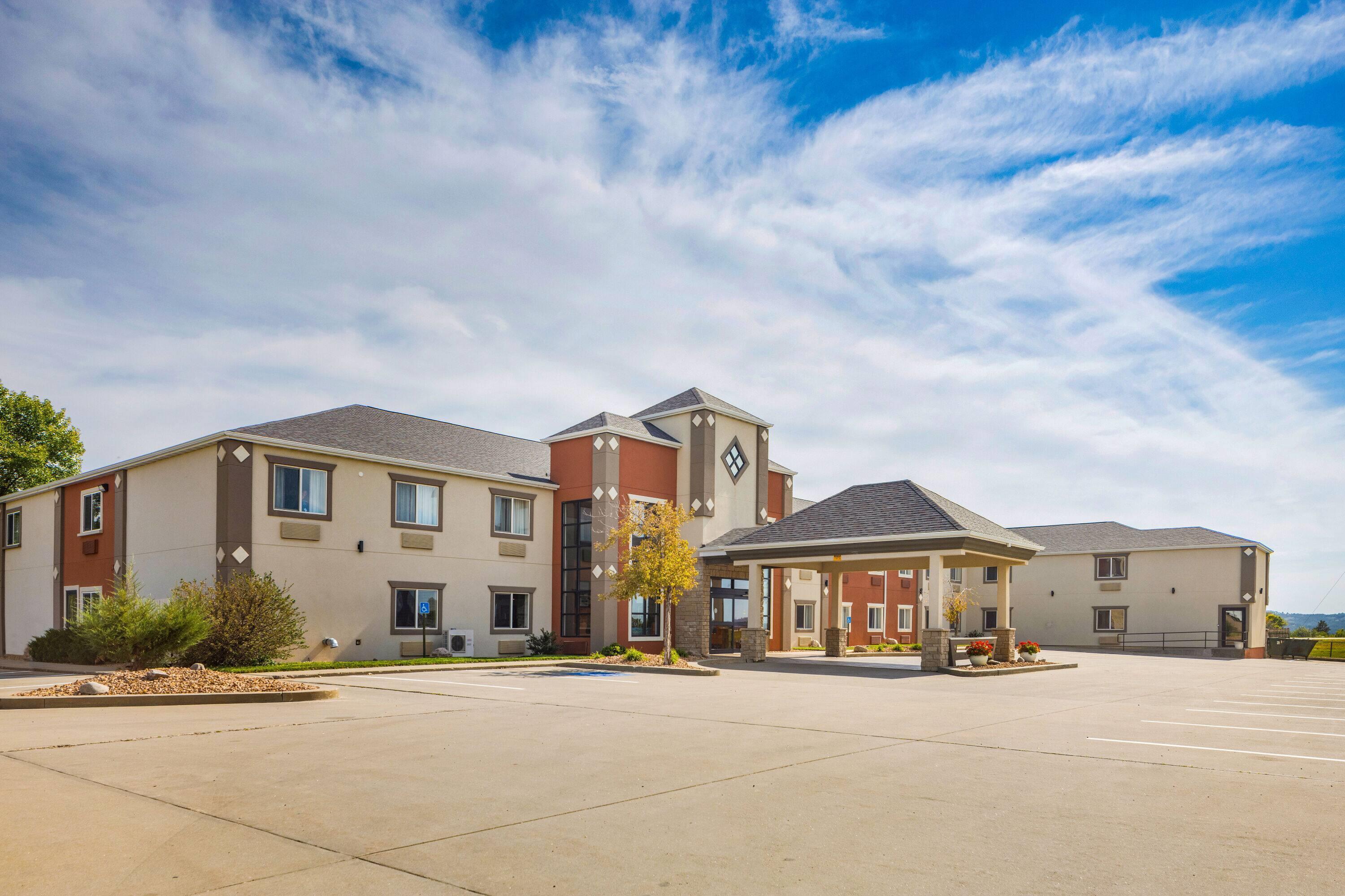 Exterior | Howard Johnson Hotel & Suites by Wyndham Oacoma