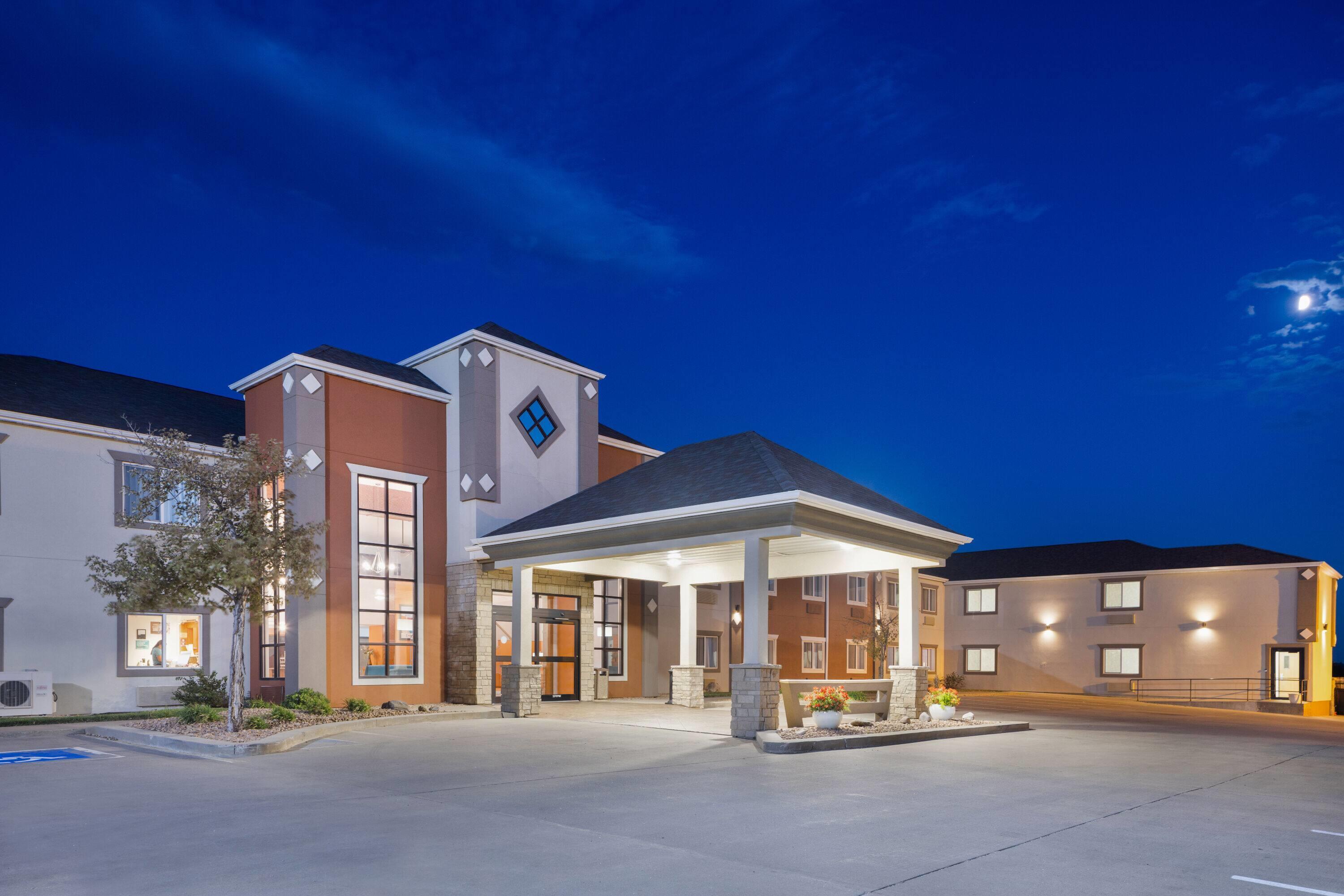 Exterior | Howard Johnson Hotel & Suites by Wyndham Oacoma