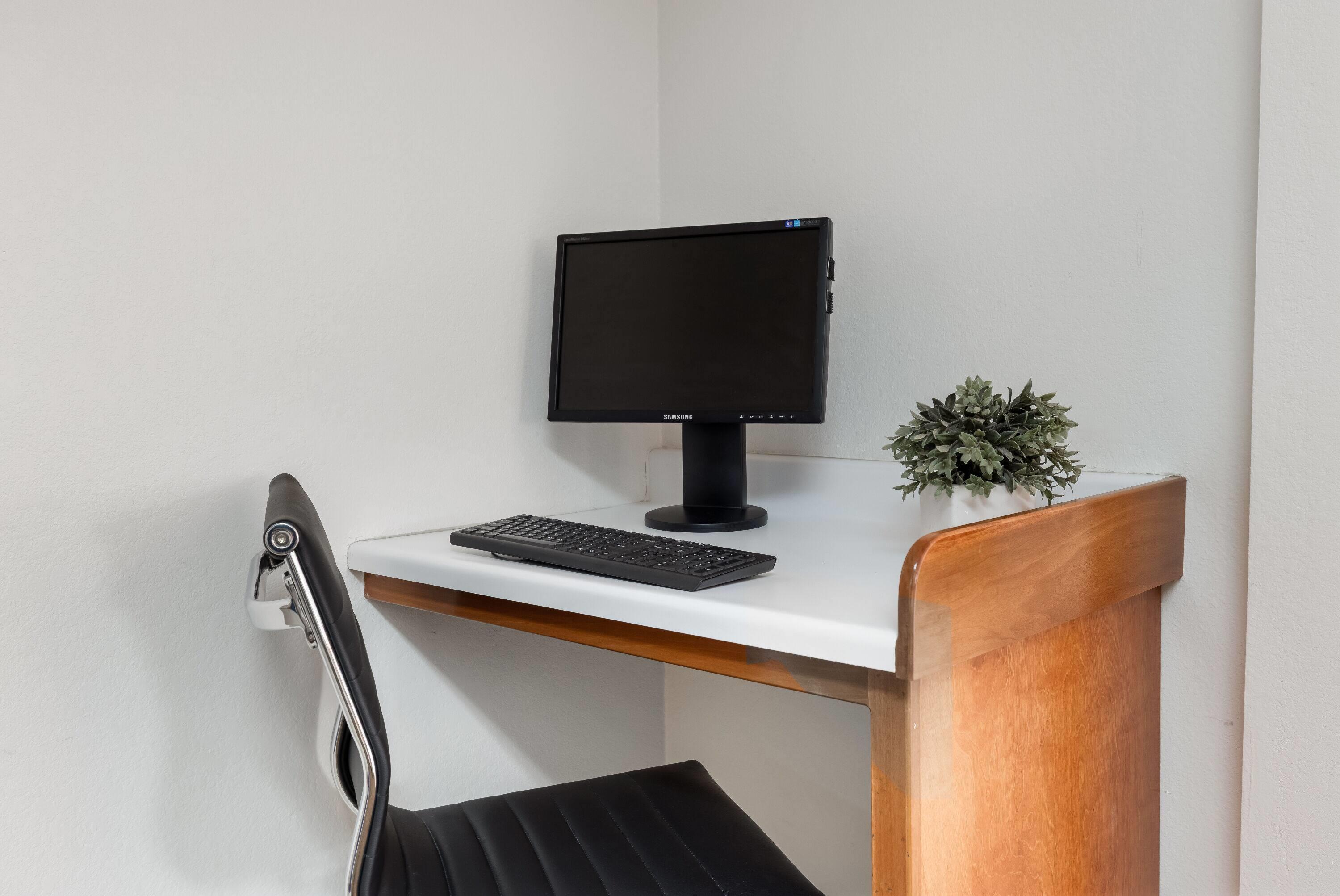 Business Center | Howard Johnson Hotel & Suites by Wyndham Oacoma