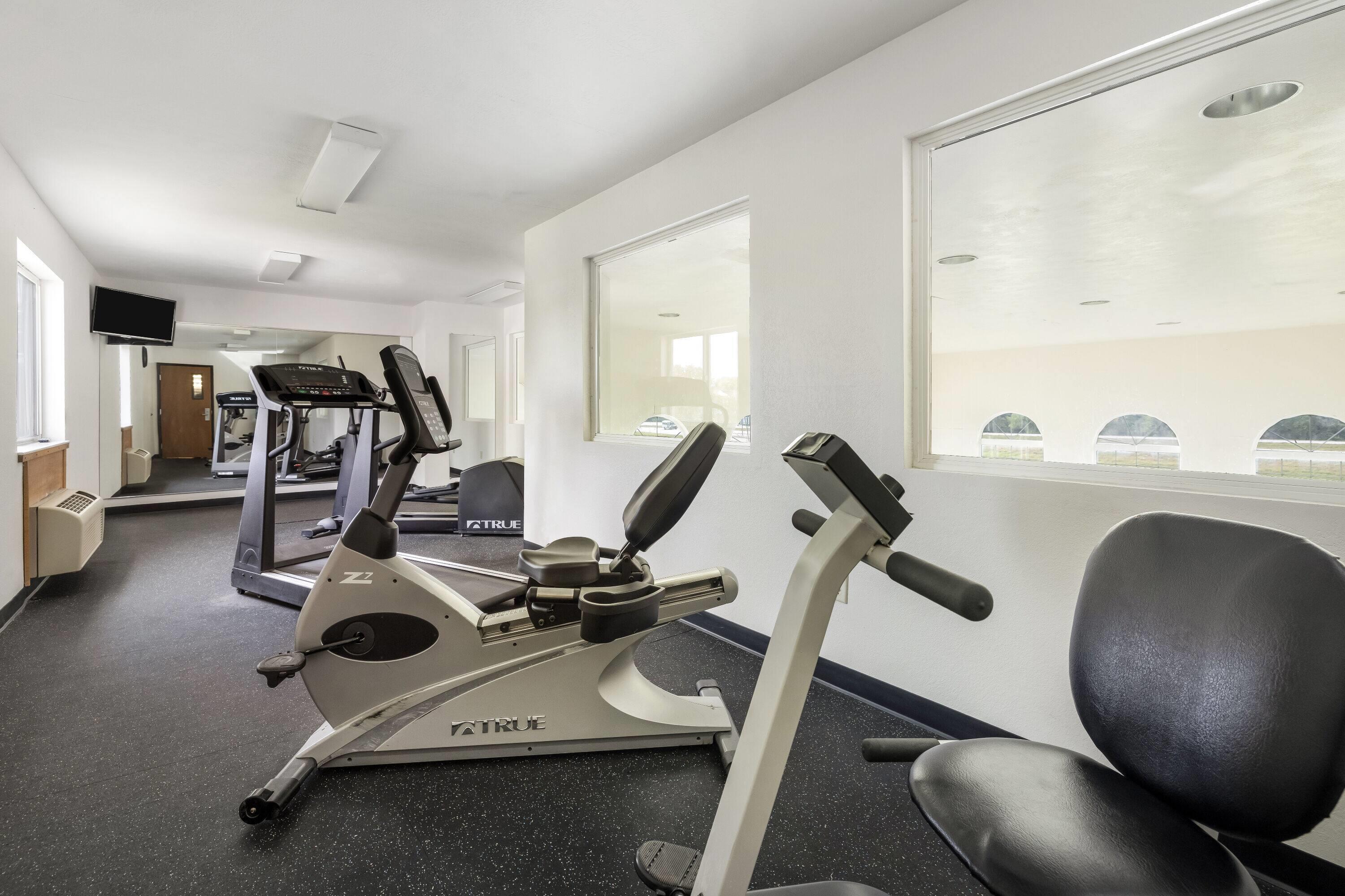Health club fitness center gym | Howard Johnson Hotel & Suites by Wyndham Oacoma