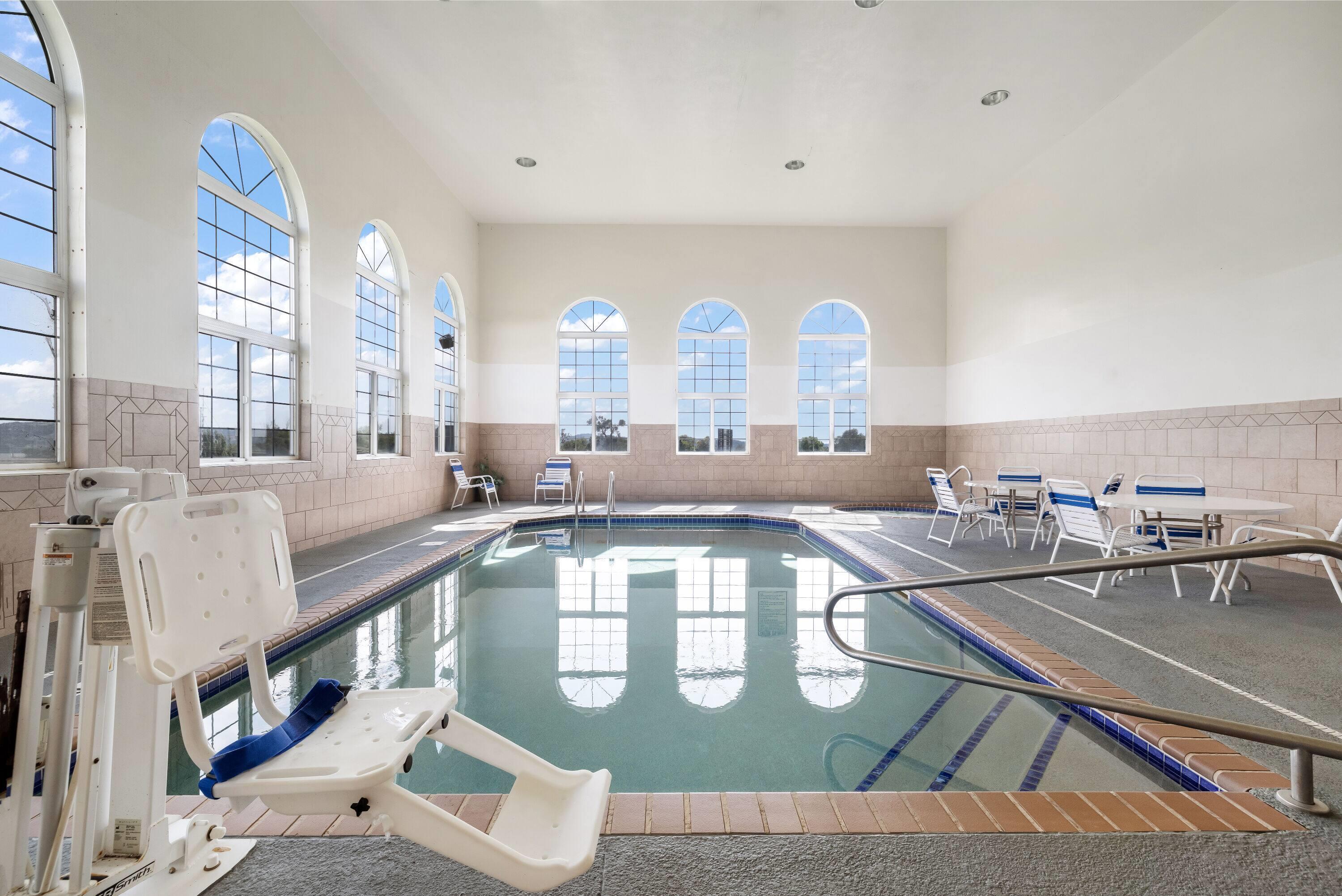 Pool - indoor | Howard Johnson Hotel & Suites by Wyndham Oacoma
