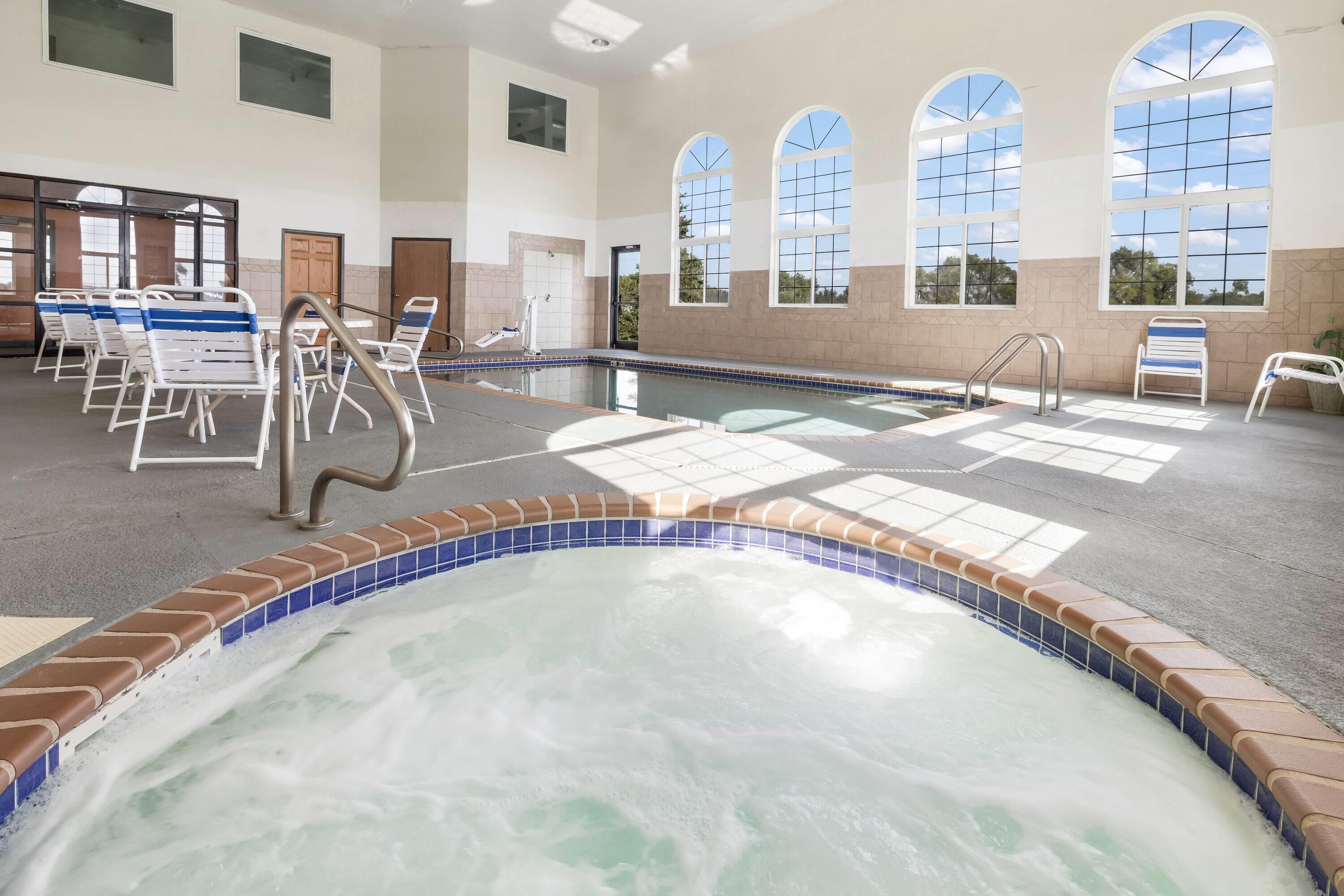Pool | Howard Johnson Hotel & Suites by Wyndham Oacoma