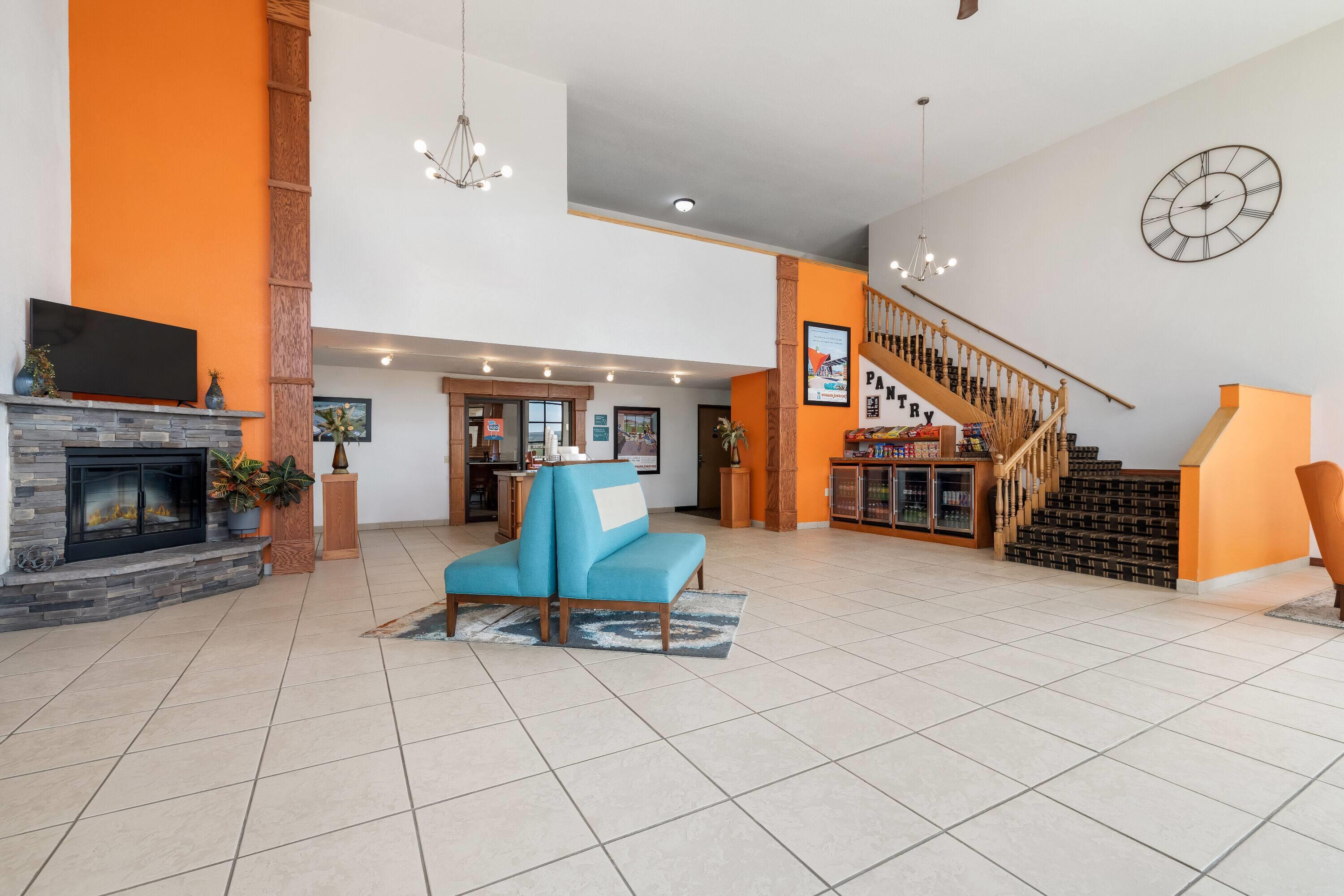 Lobby | Howard Johnson Hotel & Suites by Wyndham Oacoma