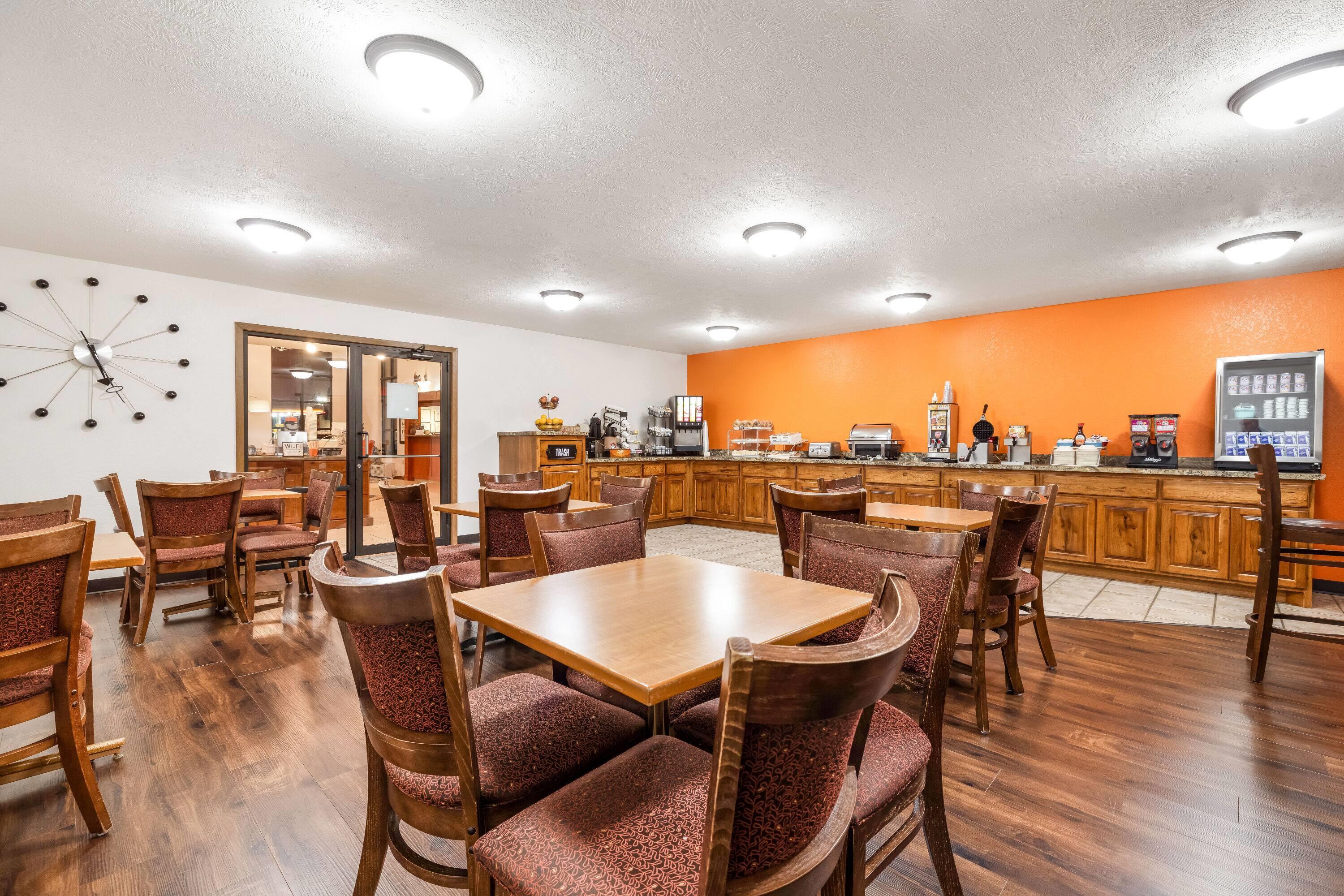 Breakfast Area | Howard Johnson Hotel & Suites by Wyndham Oacoma