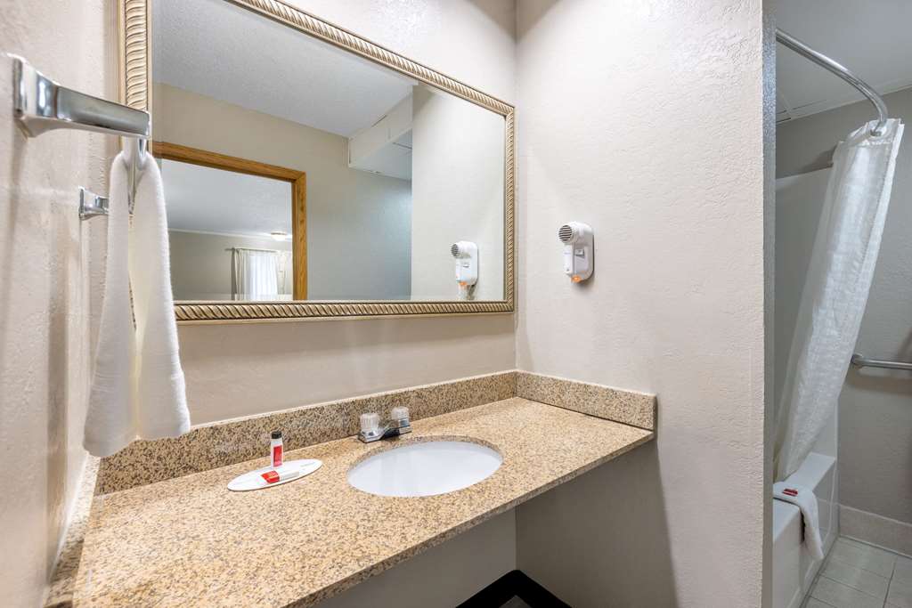 SUPER 8 BY WYNDHAM KANSAS CITY AIRP-guestroom-Guest Room,Bathroom,On-Site.jpg