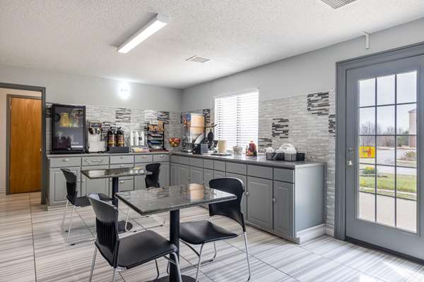  - Super 8 Motel Airport Kansas City - I-29, Exit 13