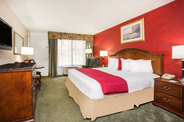  - Ramada Hotel Warner Robins - I-75, Exit 146