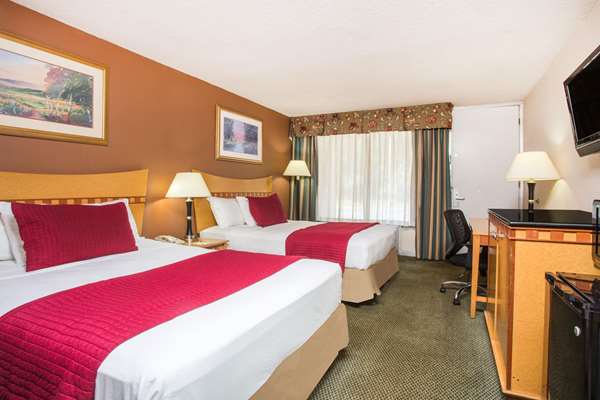  - Ramada Hotel Warner Robins - I-75, Exit 146