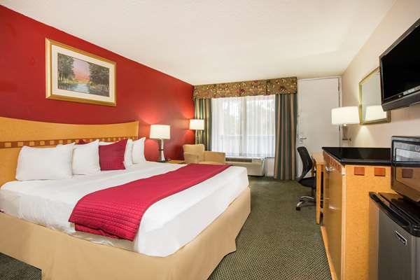 - Ramada Hotel Warner Robins - I-75, Exit 146