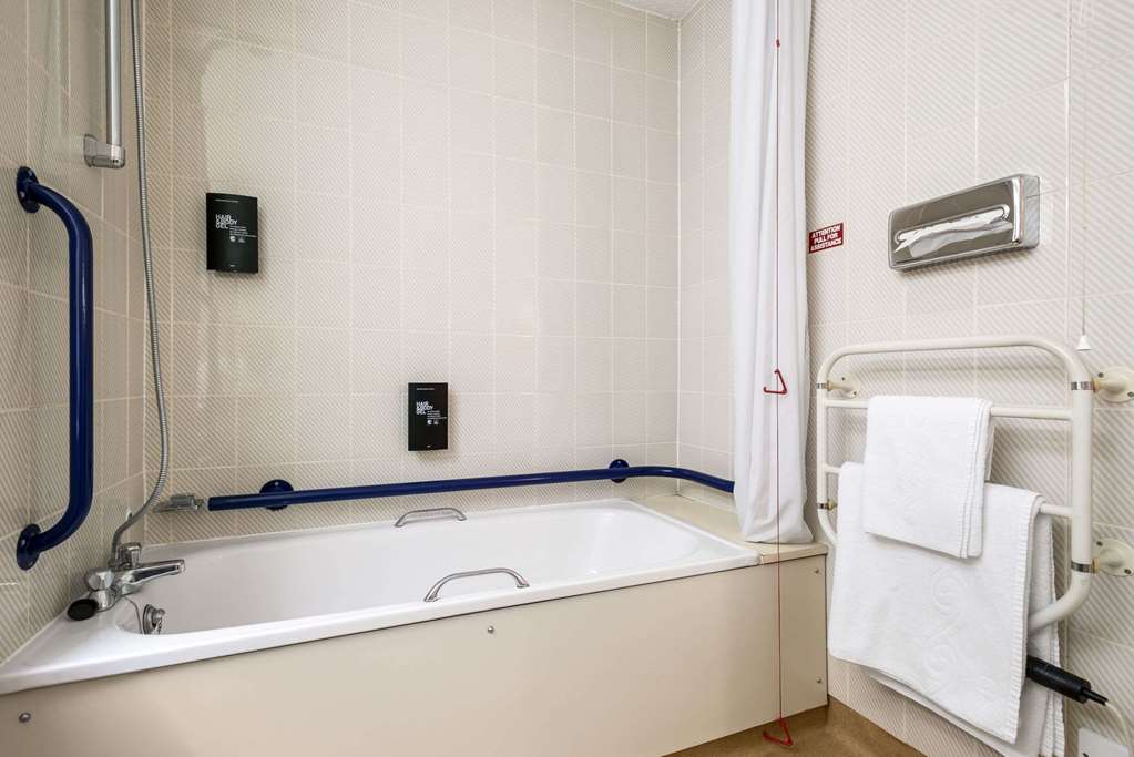 RAMADA BY WYNDHAM CHORLEY SOUTH-guestroom-Guest Room,Bathroom,On-Site.jpg