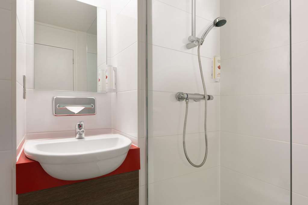 RAMADA BY WYNDHAM CHORLEY SOUTH-guestroom-Guest Room,On-Site.jpg