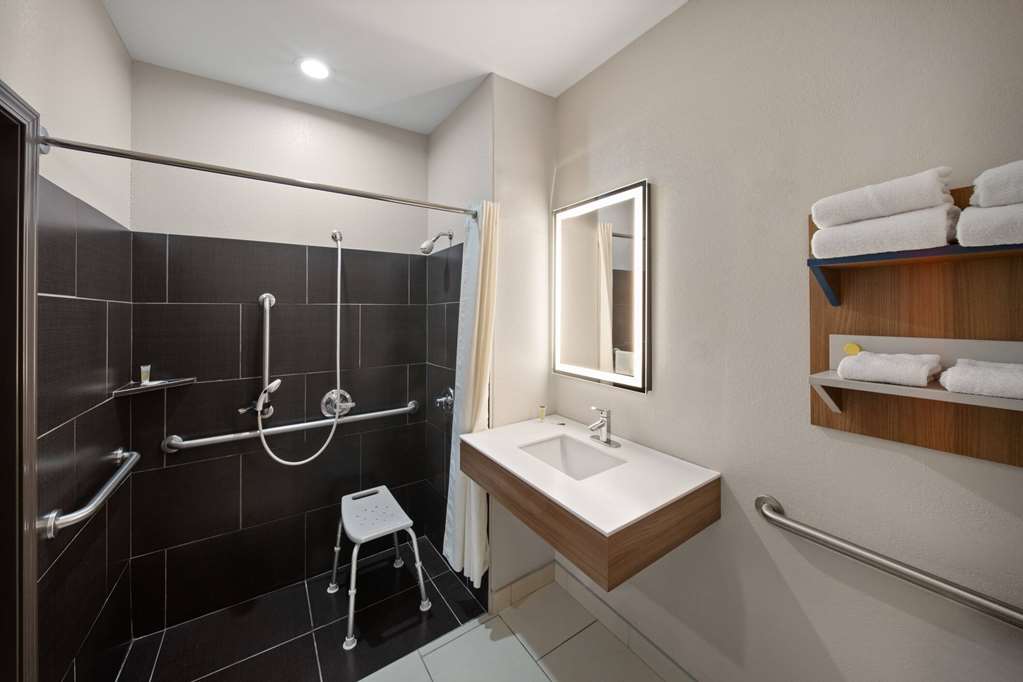 MICROTEL INN & SUITES BY WYNDHAM BU-guestroom-Guest Room,Bathroom,Shower,Accessibility,On-Site.jpg