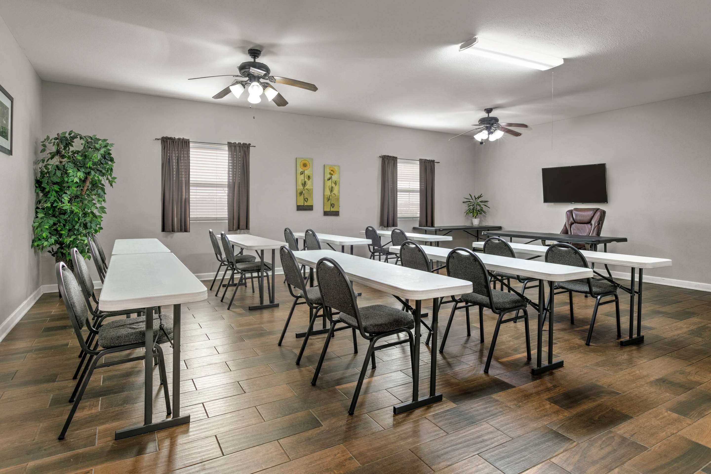 Meeting Room | Days Inn & Suites by Wyndham Cabot