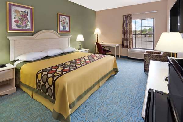 Suite - Super 8 Hotel Freeport