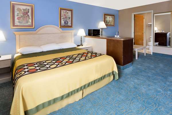 Suite - Super 8 Hotel Freeport