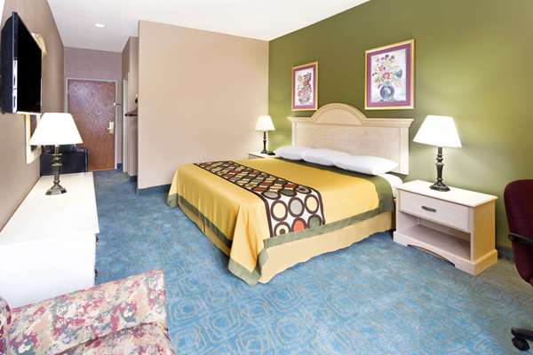 Suite - Super 8 Hotel Freeport