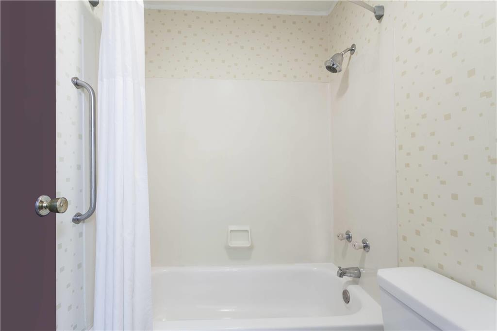 TRAVELODGE SEYMOUR-guestroom-Guest Room,Bathroom,On-Site.jpg