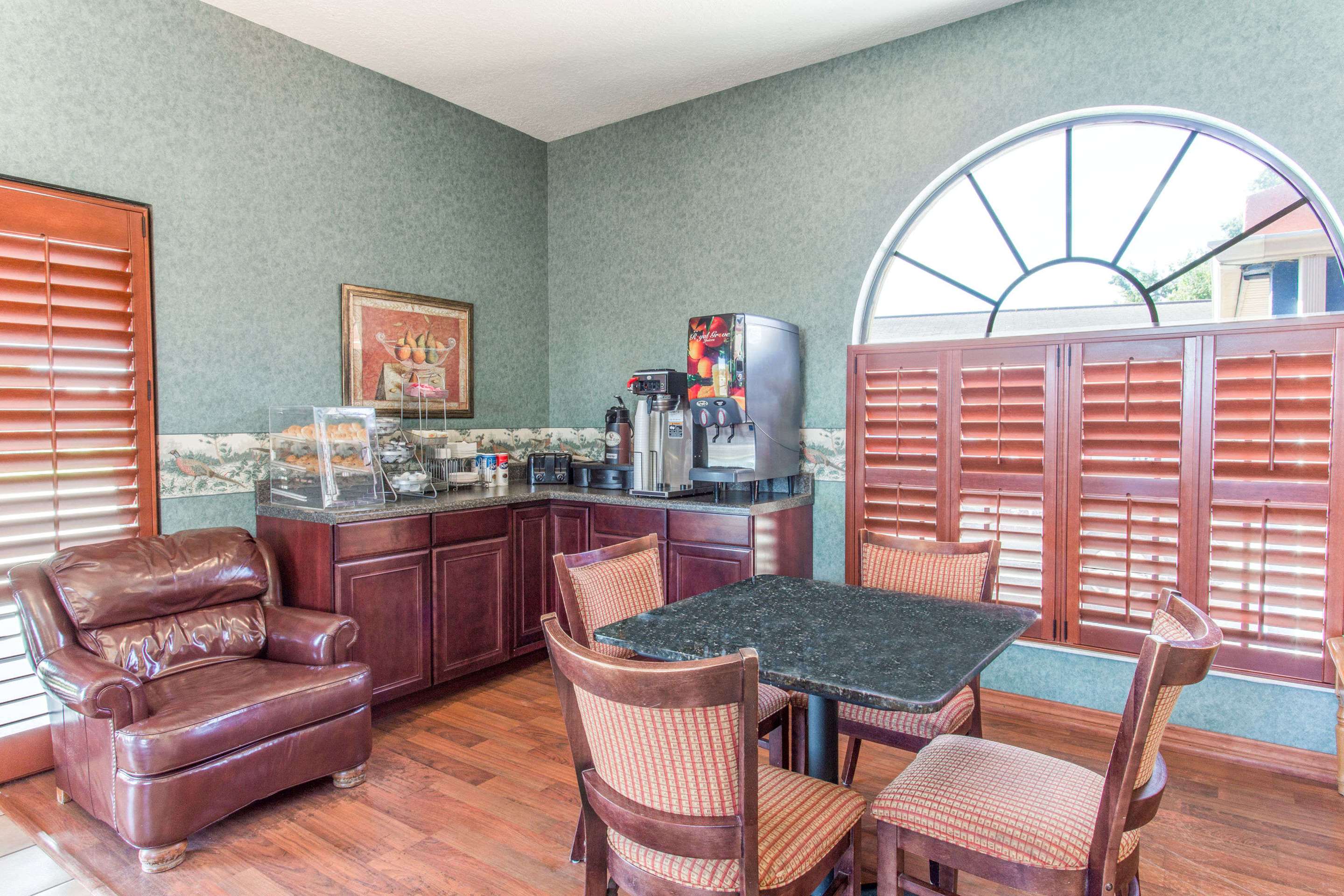 Breakfast Area | Knights Inn Arcadia