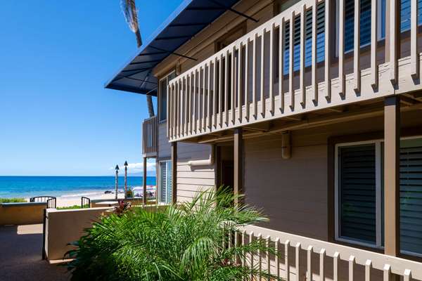 Exterior view - Days Inn Maui Oceanfront Inn Kihei