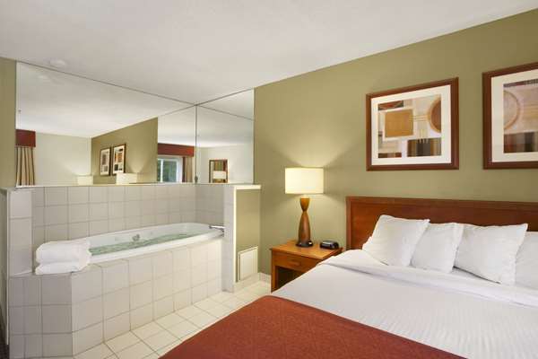 Suite - Baymont Inn & Suites Haubstadt - I-64, Exit 25B