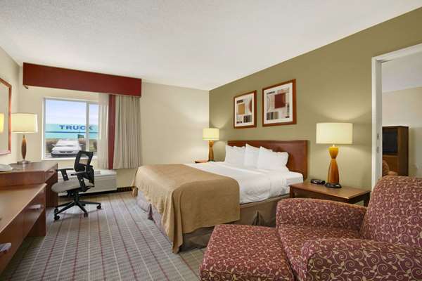 Suite - Baymont Inn & Suites Haubstadt - I-64, Exit 25B